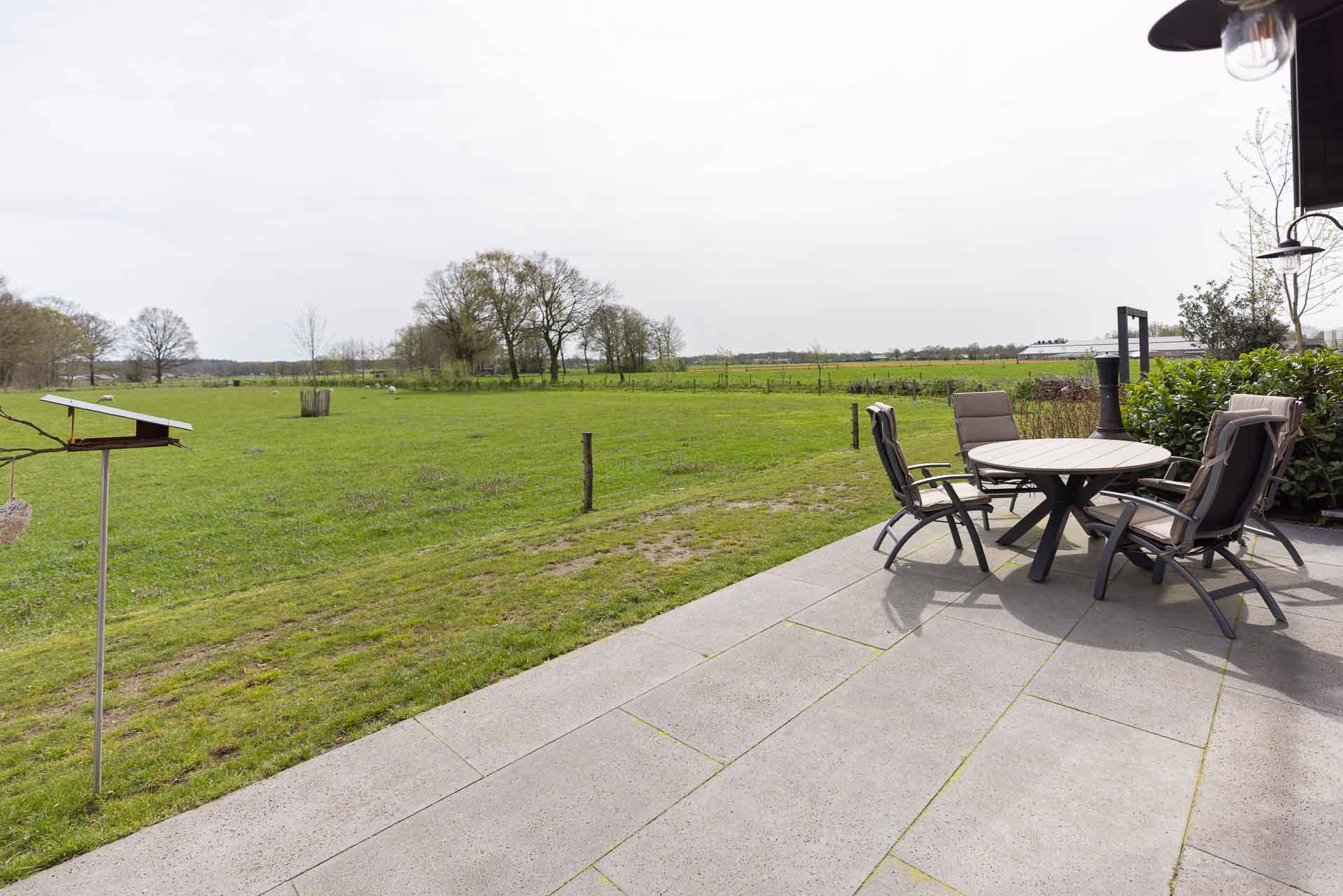 Terras en uitzicht over de weilanden